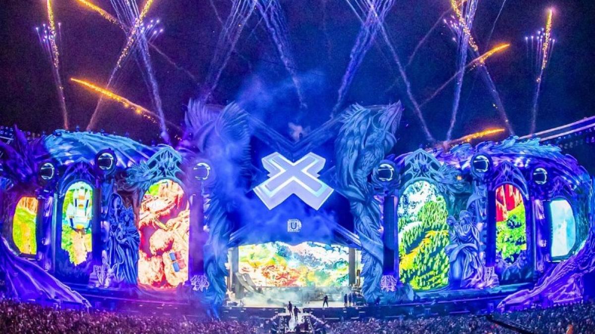 Adrian Nastase revoltat de Untold in ziua de doliu national