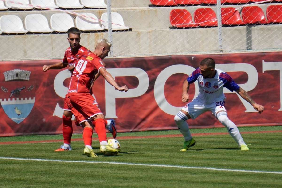 Ainceput Liga 2 CS Dinamo pierde acasa Steaua castiga greu