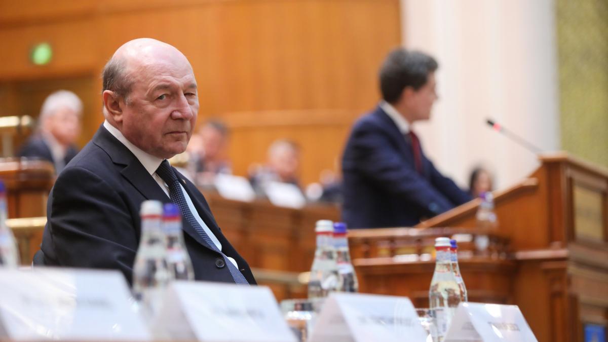 Basescu cere lui Nicusor Dan indemnizatia si o vila