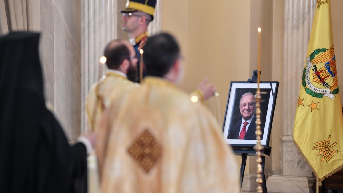 Imagini de la catafalcul lui Ion Iliescu