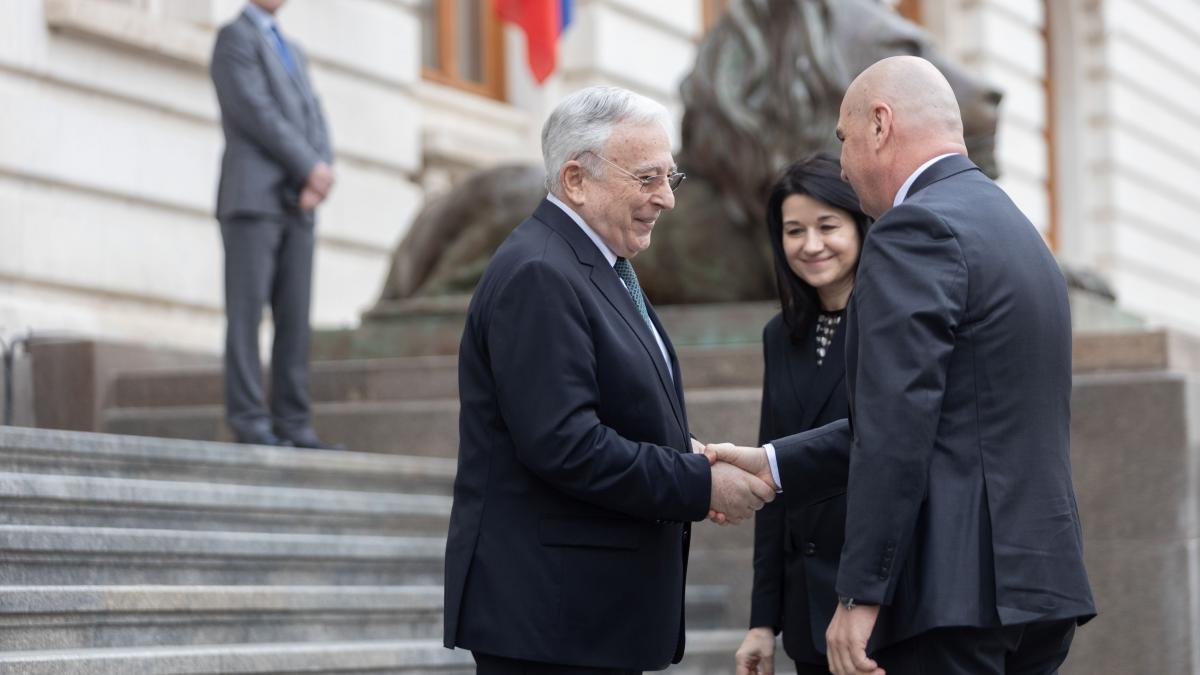 Isarescu ii transmite lui Bolojan despre concedieri Am reduse doar din Cabinet