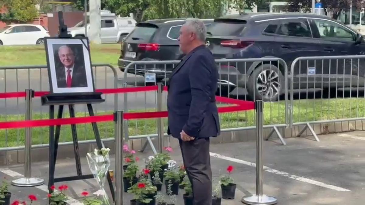 Primul roman care i a adus flori lui Iliescu