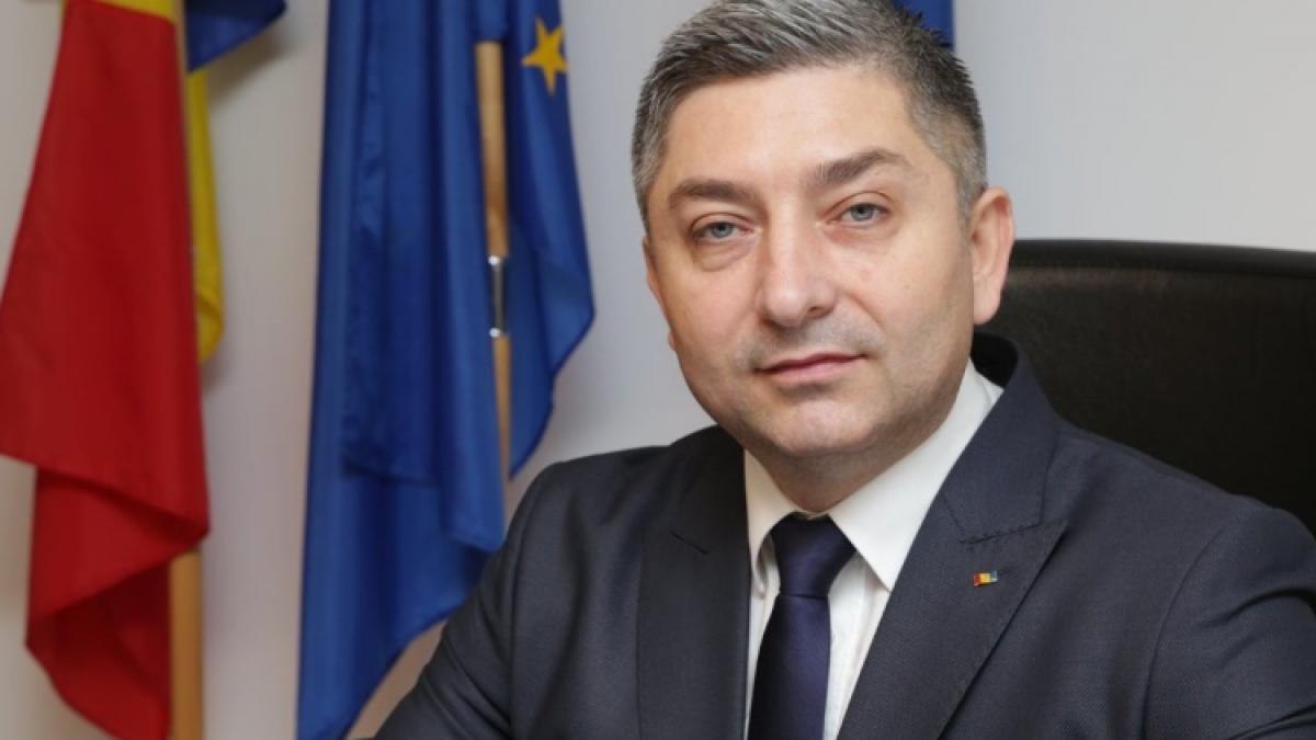 Seful consiliului judecean protesteaza impotriva sa insusi
