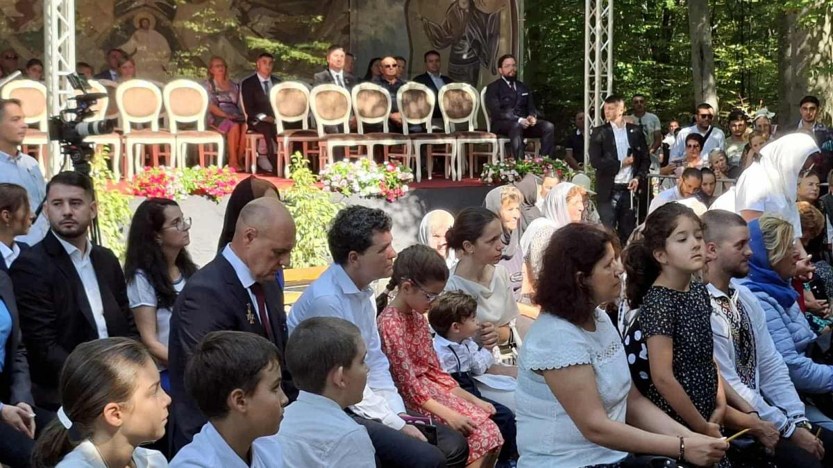 Unde e Nicusor Dan Imagini cu familia la manastire