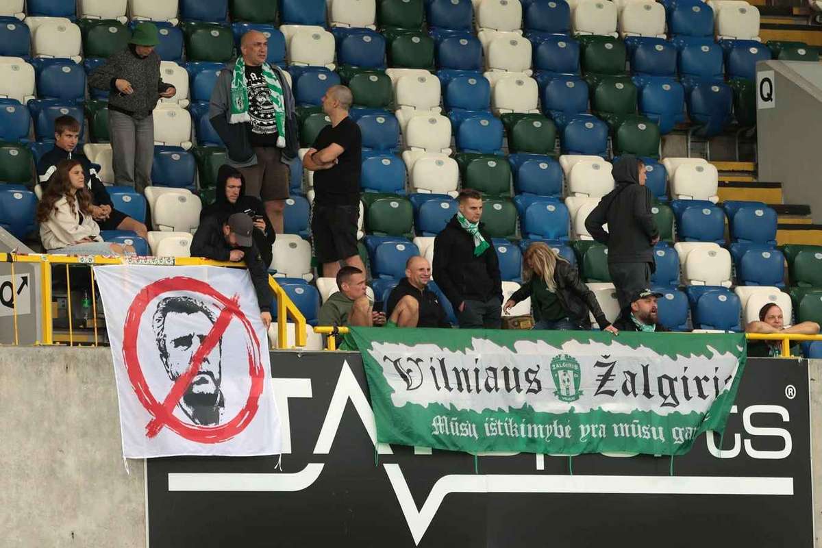 VIDEO Fa ti bagajele Fanii lui FK Zalgiris au aruncat valize pe teren