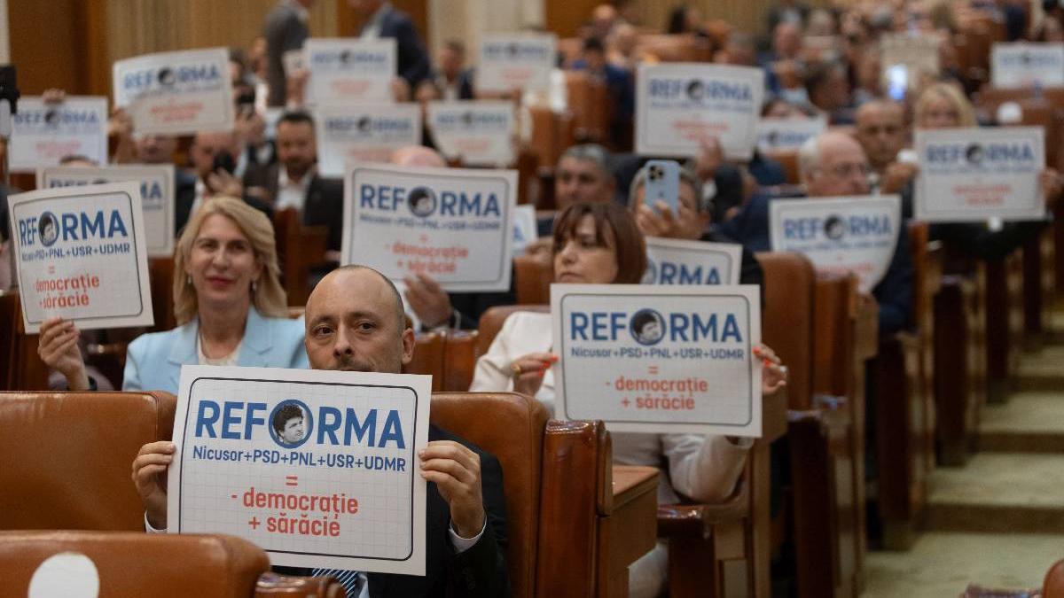 AUR a depus patru motiuni de cenzura