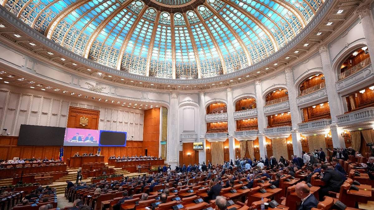 Cele patru motiuni de cenzura citite in Parlament