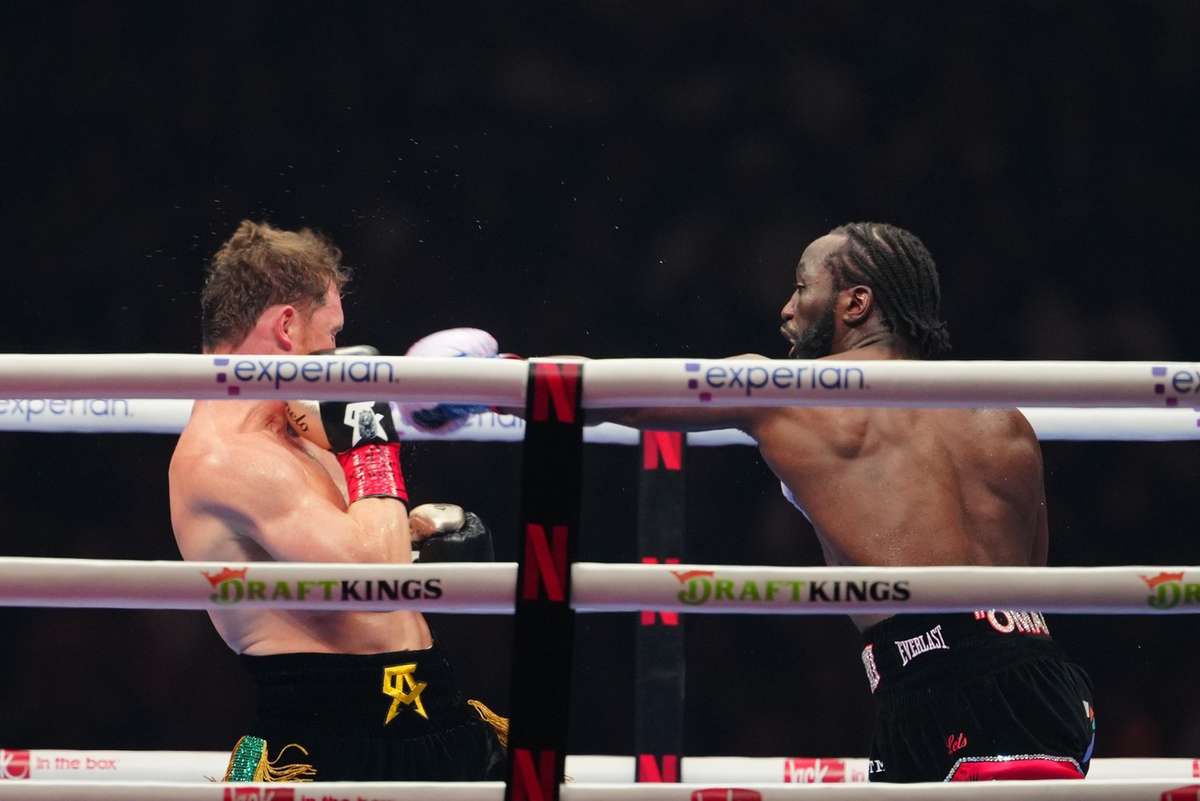 Crawford l a invins pe Alvarez si e campion in a treia categorie