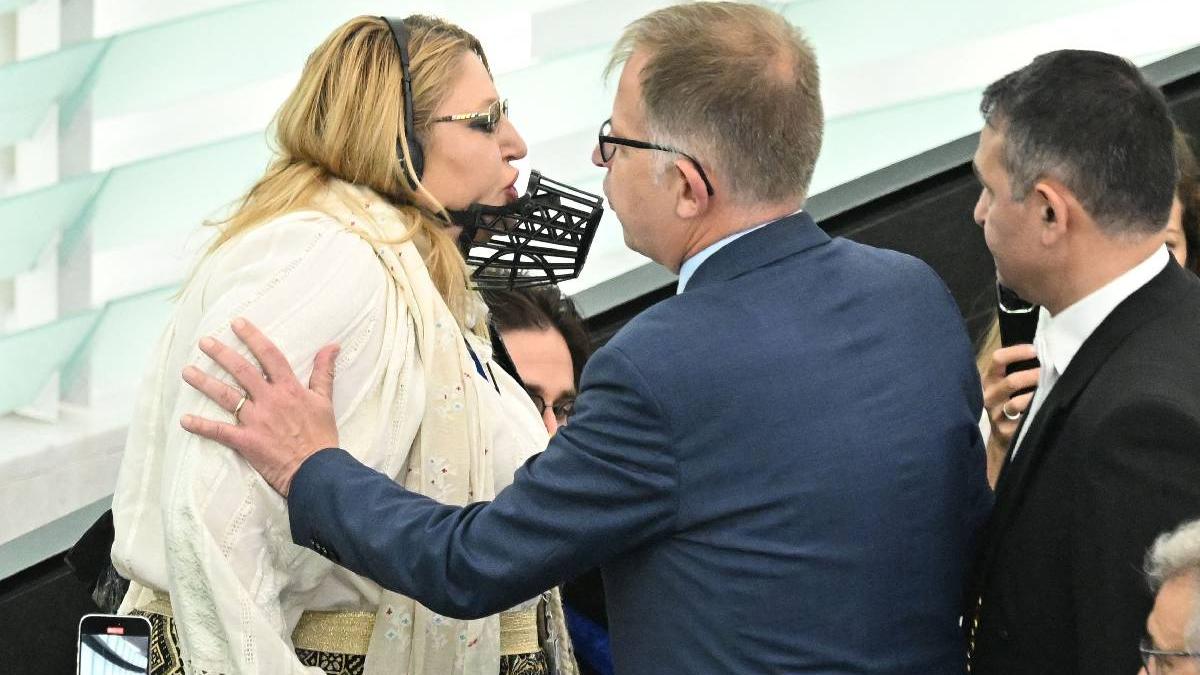Diana Sosoaca a facut circ pe aeroport mesaj pentru procurori