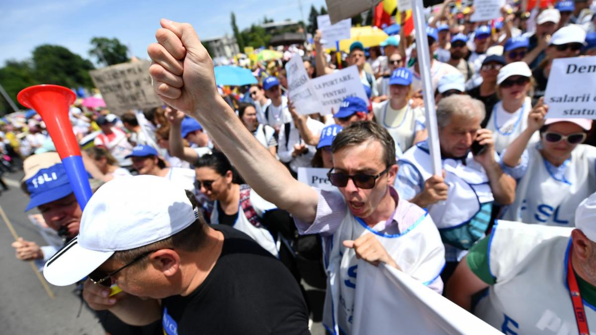 Lista neagra cu angajatii protestatari de la Guvern