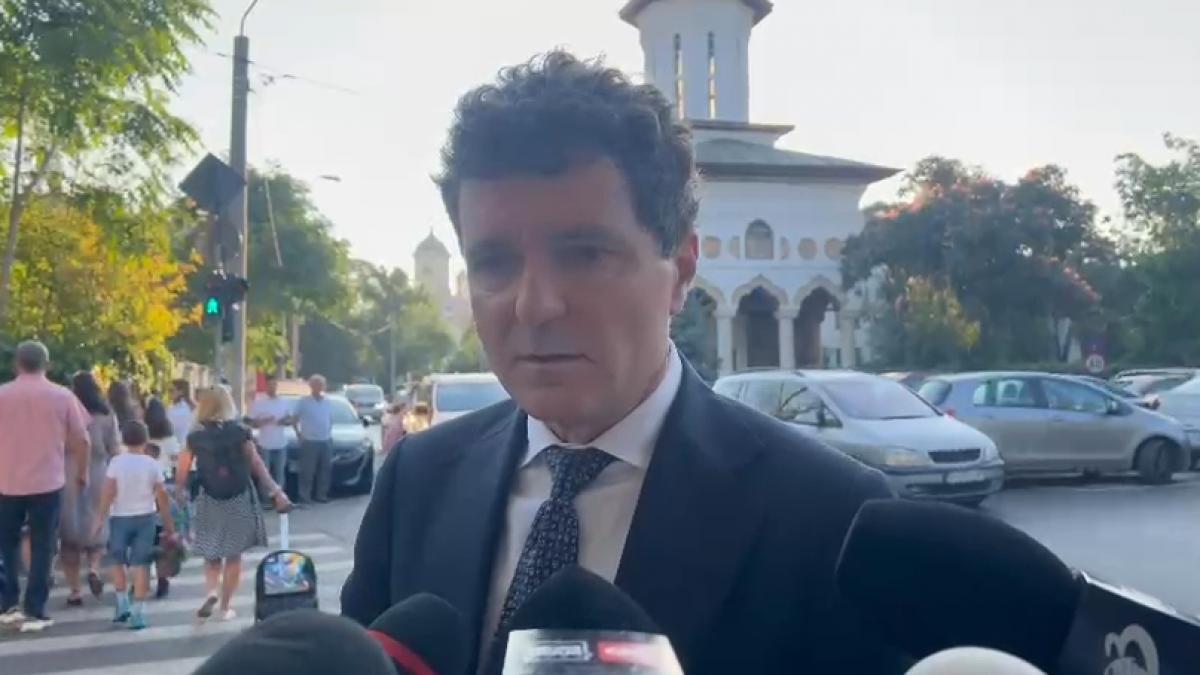 Nicuser Dan si a dus fetita la scoala asteapta delegatia profesorilor