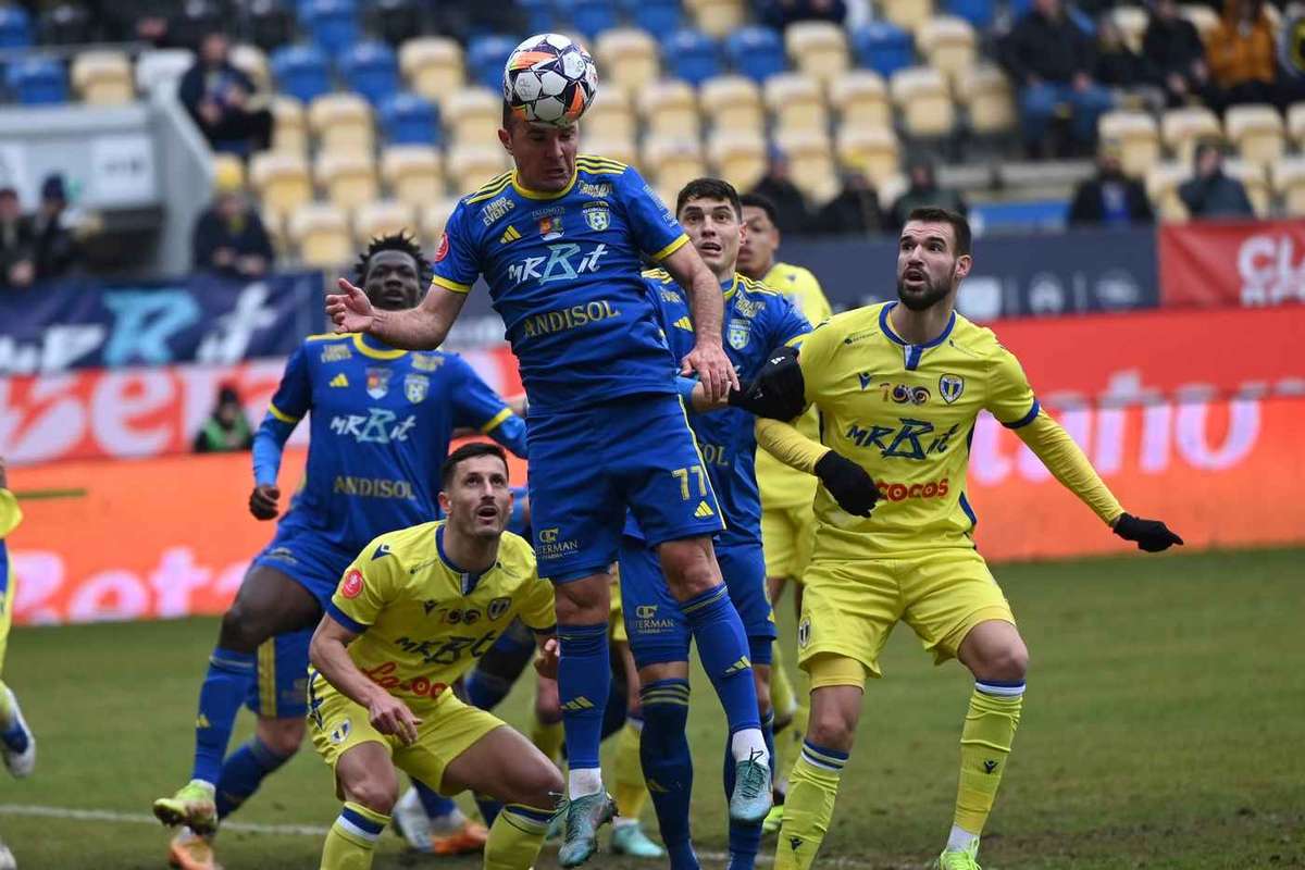 Petrolul lupta la Slobozia pentru a iesi din subsol Unirea vrea sa ramana in zona play off