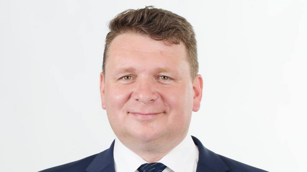 Un primar il contrazice pe Bolojan si sustine ca ar putea angaja 31 de oameni