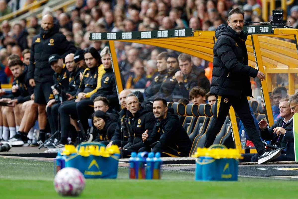 Antrenorul Wolves a fost sanctionat pentru sut in minge1761332779