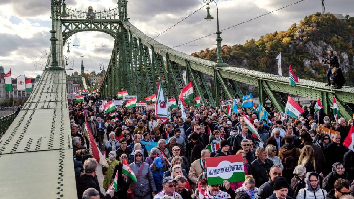 Zeci de mii de oameni asteptati la mitinguri in Budapesta1761198389