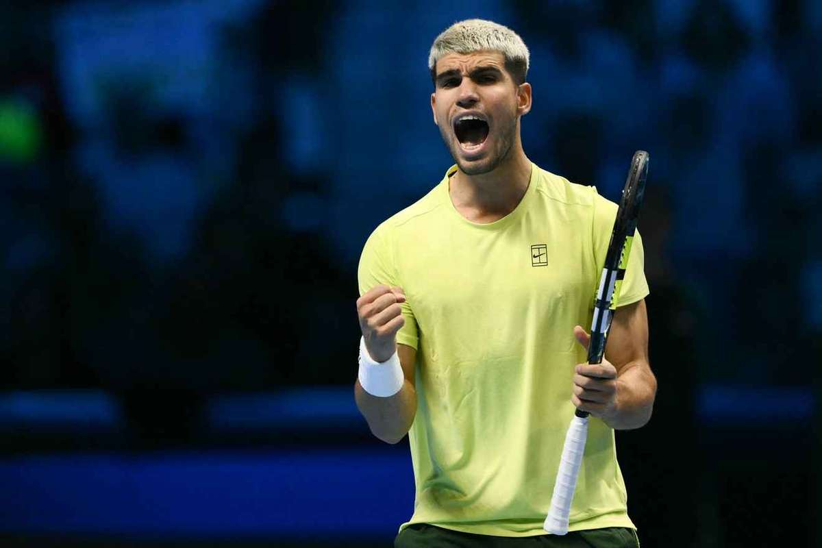 Alcaraz pierde primul set revine si avanseaza in semifinale1762878149