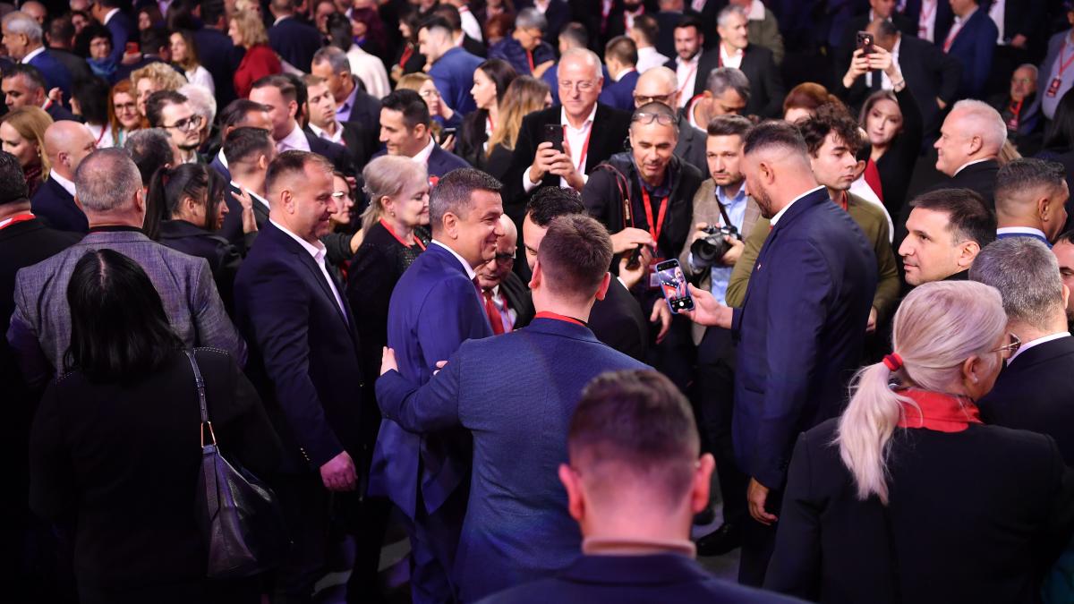 Ce nu s a vazut la Congresul PSD Unghii colorate tinute elegante si mici1762535543