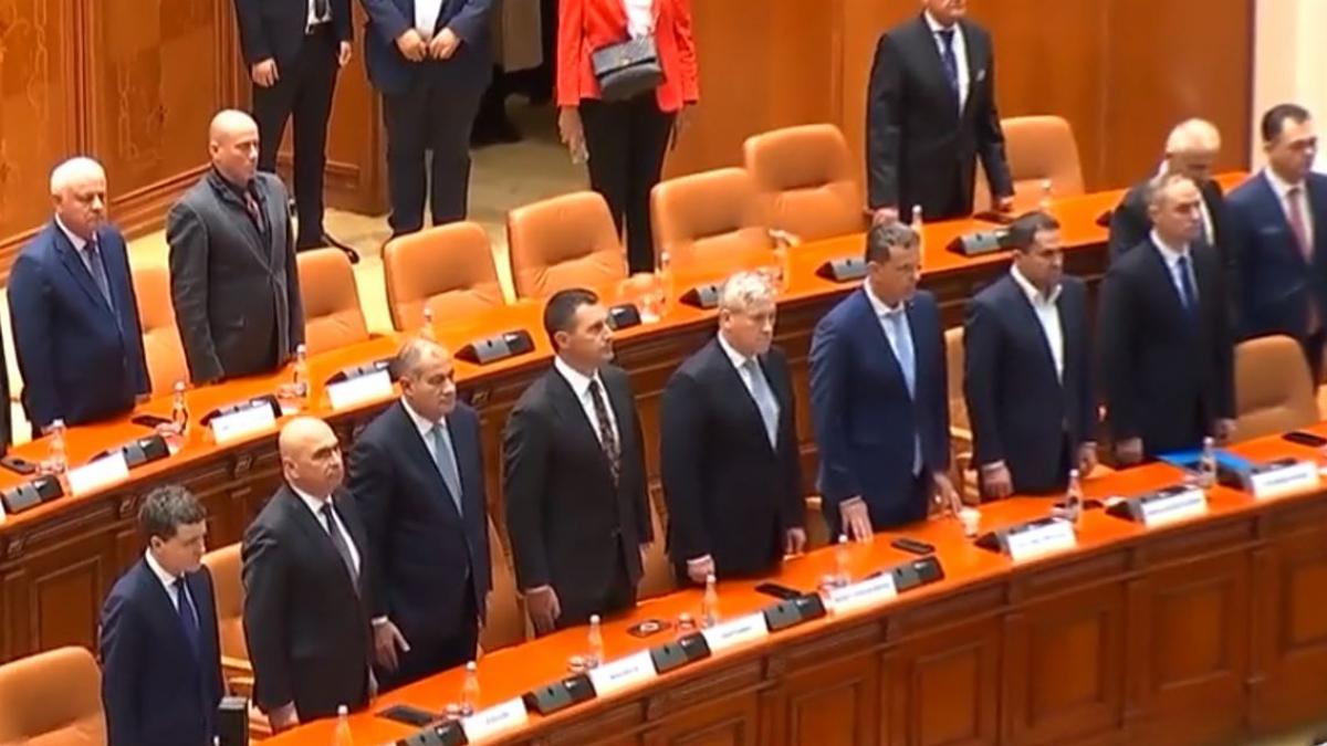 Gestul controversat al ministrului Apararii la imn1764281085