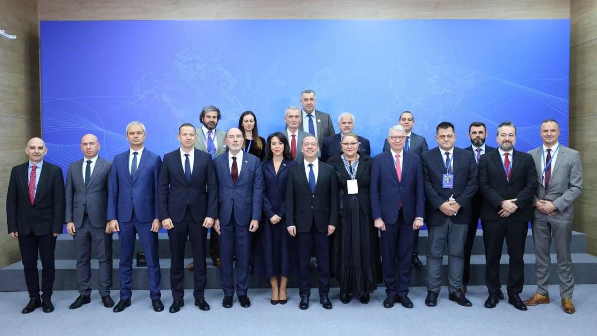 Sosocaca s a fotografiat cu Medvedev la Soci1763290256