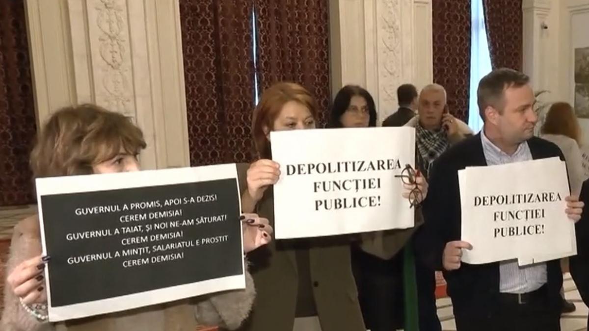 Angajatii din Guvern ameninta cu blocarea sedintelor1764759469