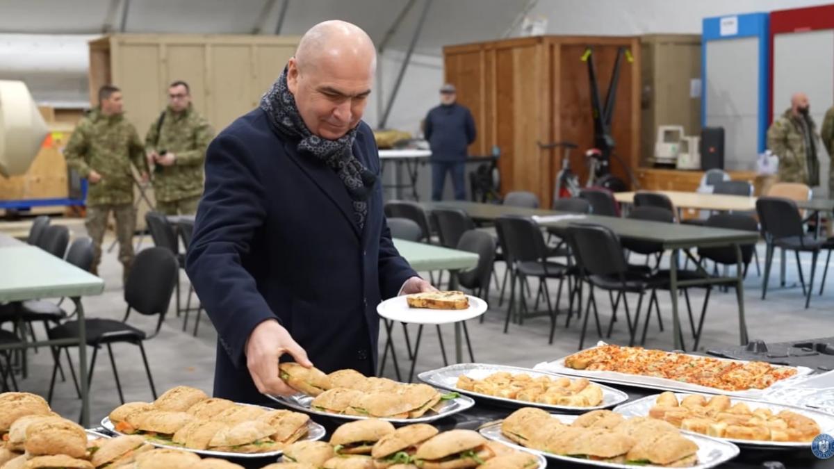 Ilie Bolojan la popota cu soldatii NATO Campia Turzii1767104311