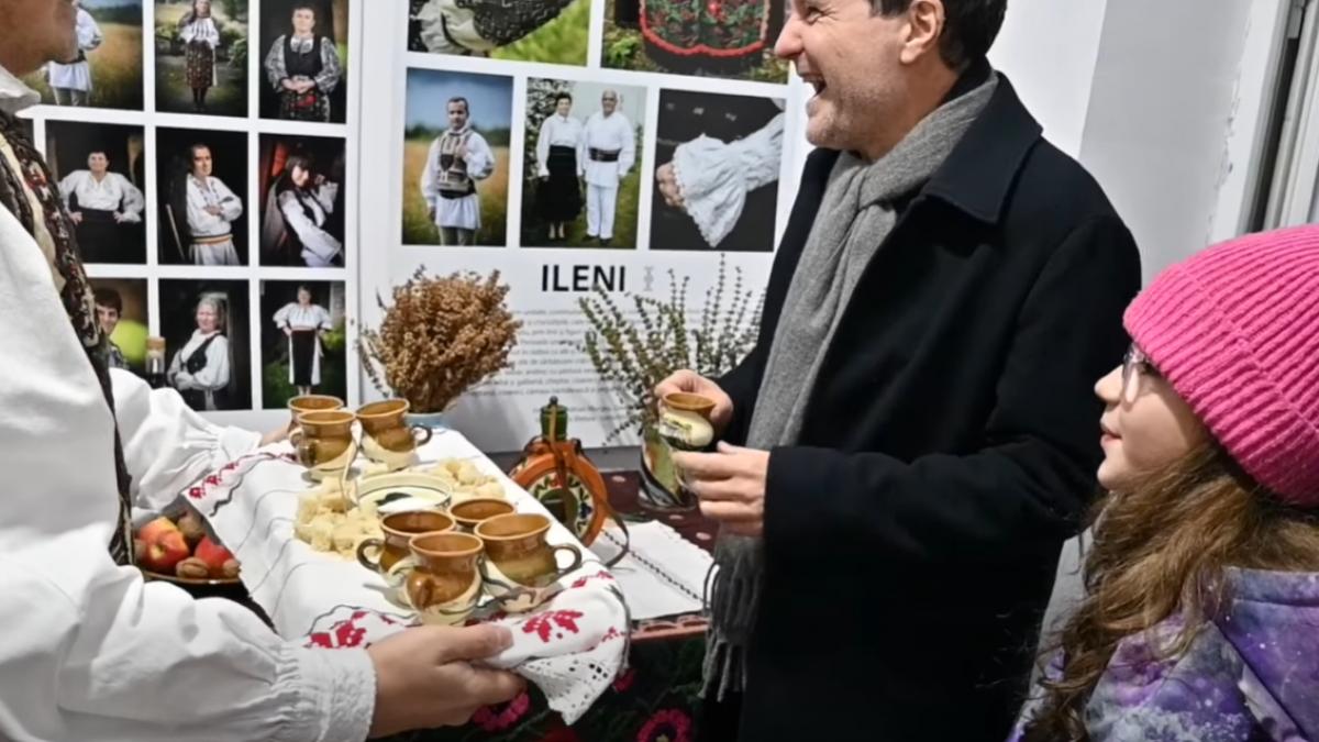 Nicisor Dan si fiica viziteaza muzeul din Ileni1766768351