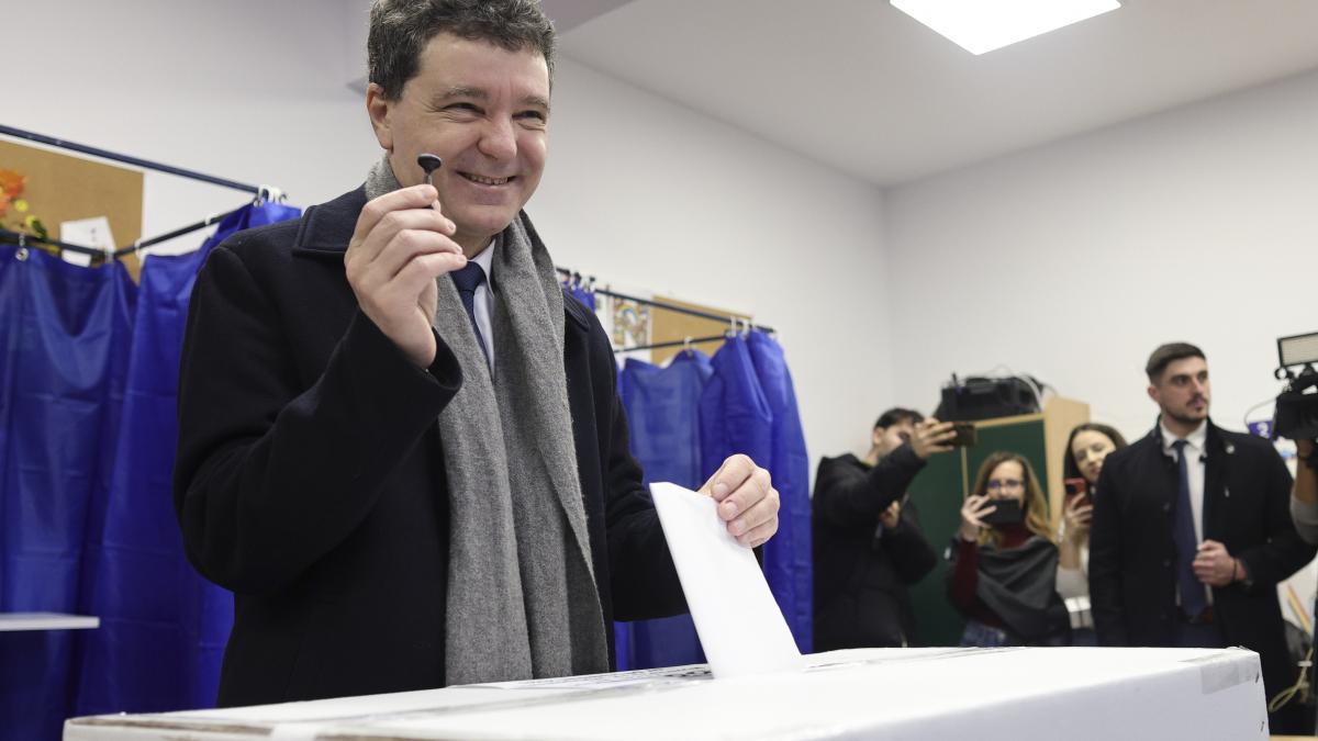 Nicuser Dan nu va semna Bugetul fara referendum1765307221
