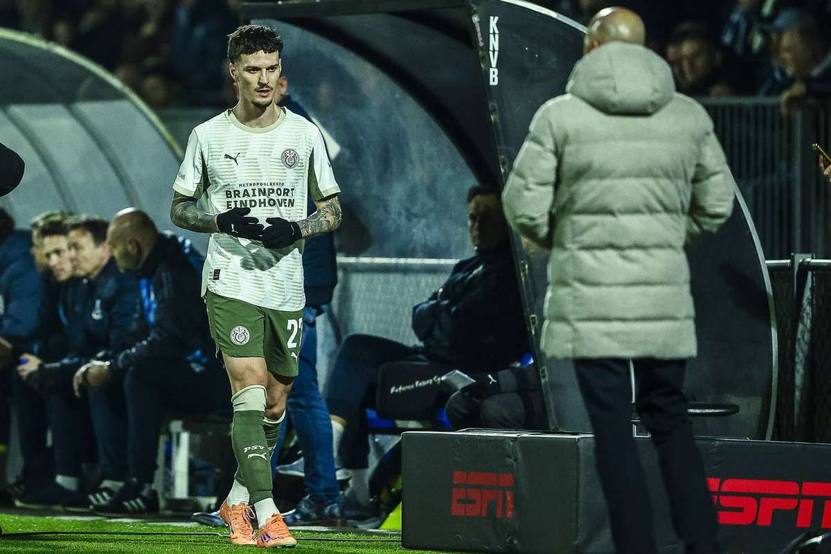 Antrenorul lui PSV dezvaluie situatia lui Dennis Man1768466904
