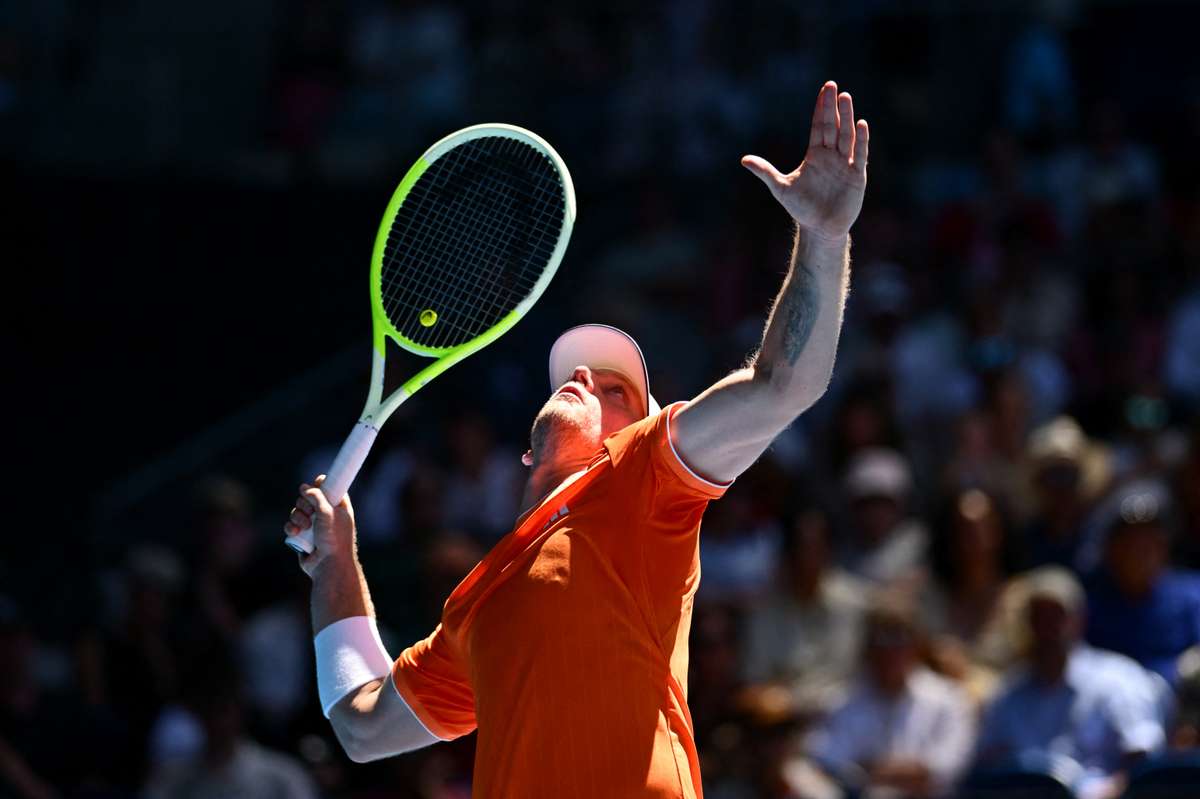 Es ec in anul la Australian Open A incercat sa loveasca din voleu dar nu a reusit sa nimerasca mingea1769154505