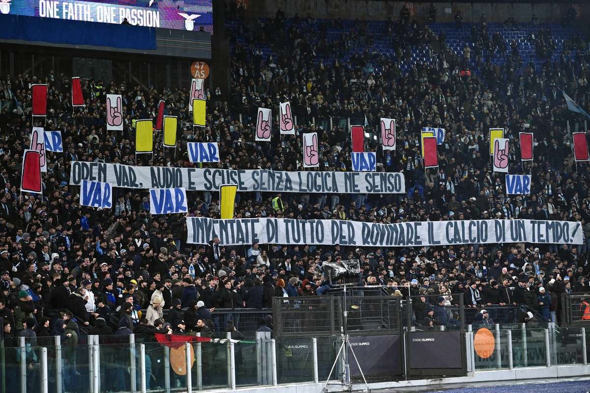 Fanii echipelor AS Roma si Fiorentina exclusi de la meciurile din deplasare1768990103