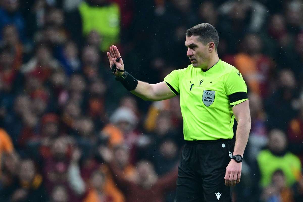 Istvan Kovacs oficiaza meciul echipei lui Cristian Chivu din Liga Campionilor1769422708