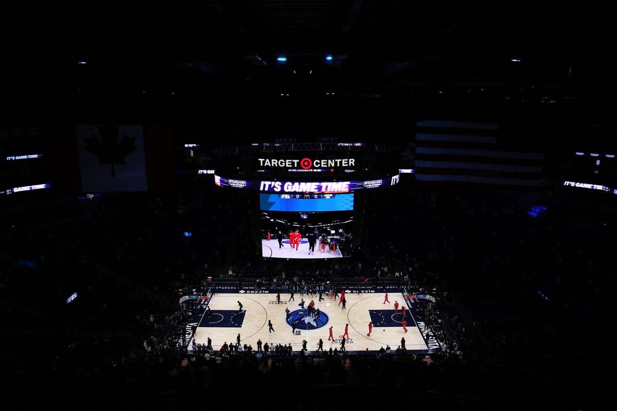Meci din NBA amanat dupa ce o persoana a fost impuscat de agentii ICE in Minneapolis1769287703