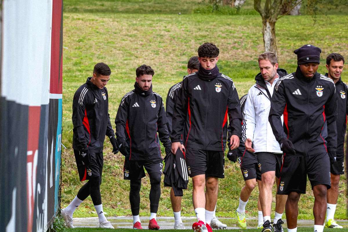 Mourinho sub presiune Zeci de fani au blocat intrarea in centrul de pregatire al Benficai1769261304