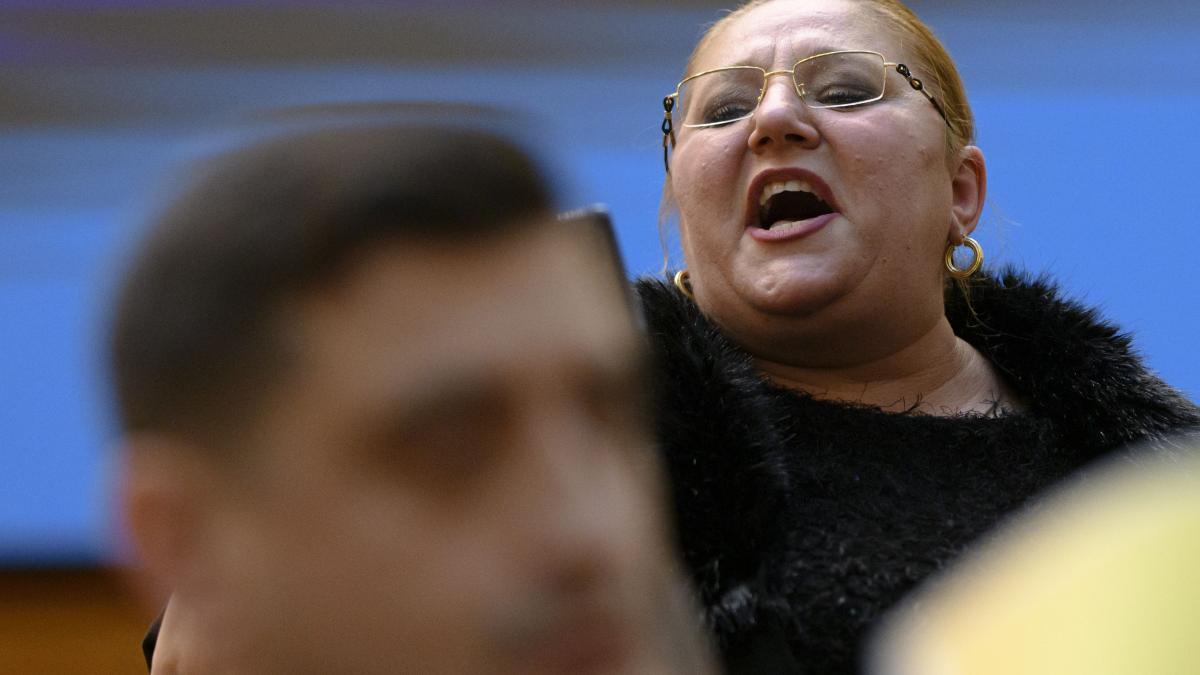 Sosoaca il critica aspru pe Simion pentru ca a taiat un tort cu Groenlanda decorat cu steagul SUA1769021916