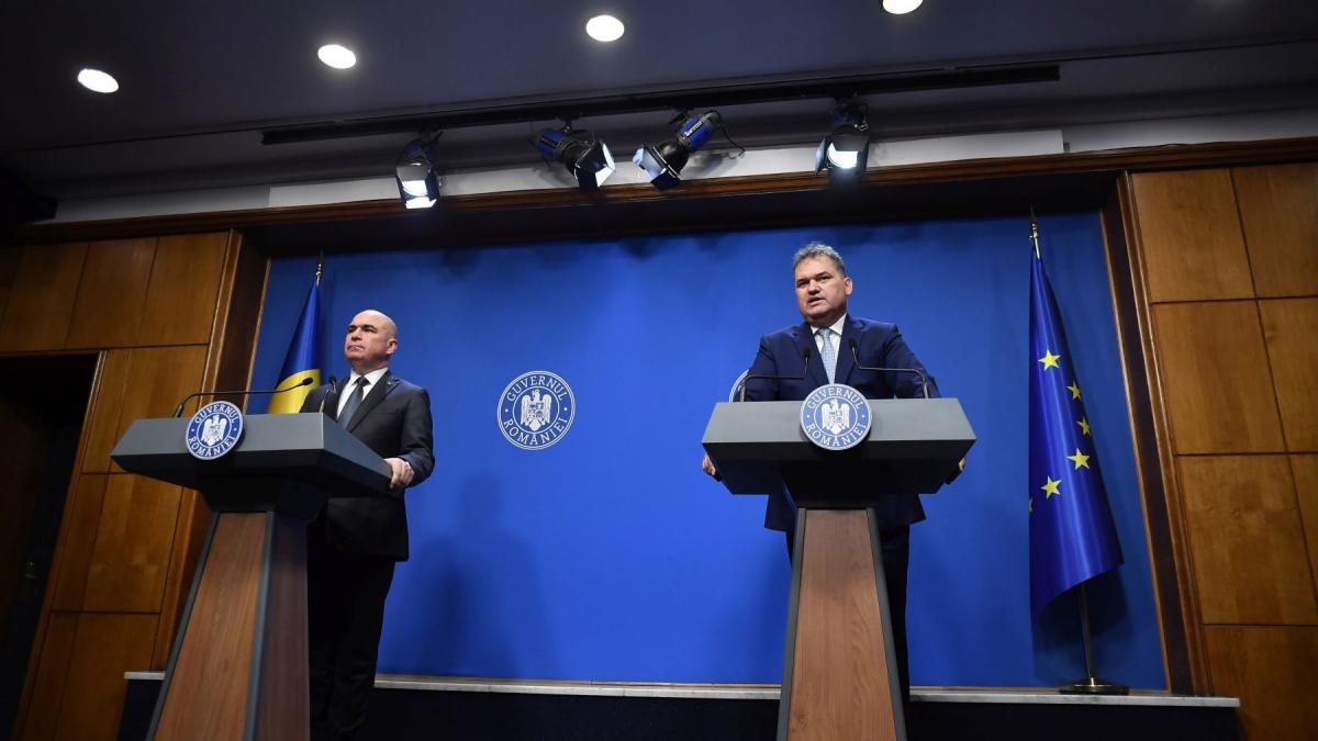 Angajatii Guvernului solicita anchetarea penala a premierului Bolojan si a ministrului Cseke Attila1772035681