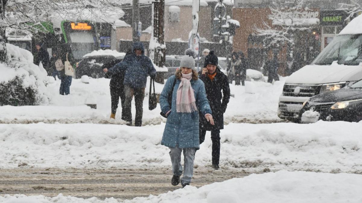 Ciucu afirma ca au fost angajati la deszapezire care au lesinat din cauza efortului Societatea1772108875