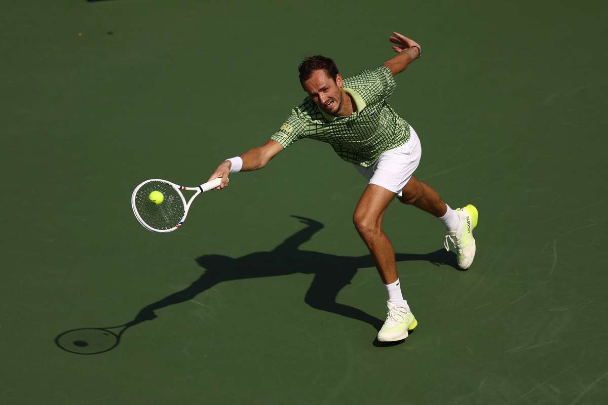 Medvedev al treilea favorit s a calificat in optimile de finala la Dubai1771943260