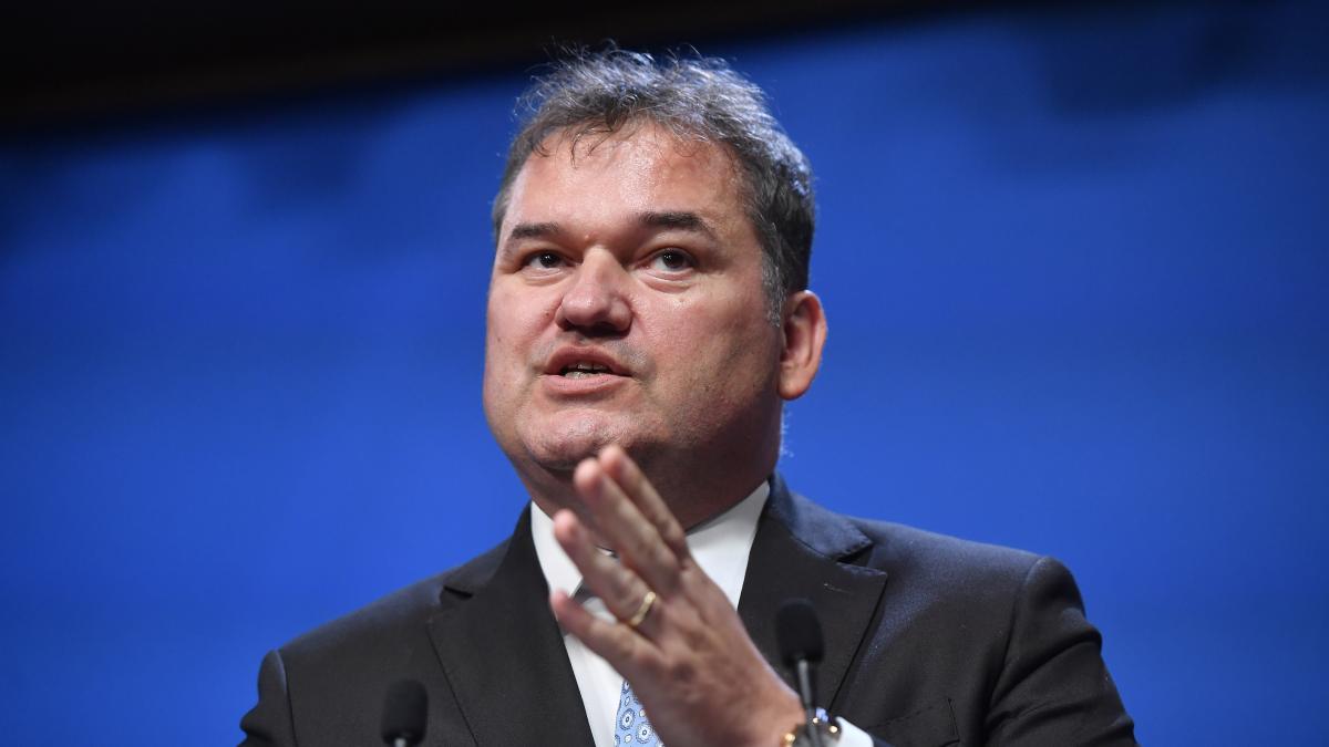 Reforma administratiei a fost adoptata Se elimina cate un post din fiecare cabinet al demnitarilor si se1771971493