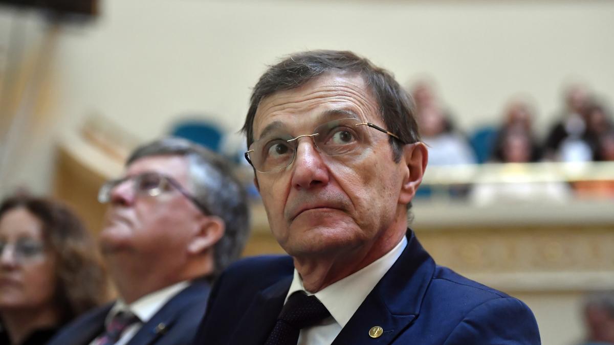 Senatul a renuntat la proiectul care elimina restrictia de mandate pentru conducerea Academiei Romane dupa scandalul1770652661