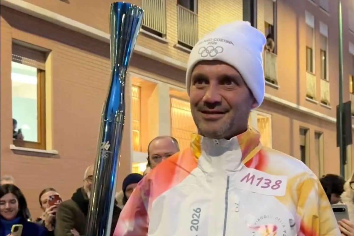 VIDEO Cristian Chivu a purtat flacara olimpica la Milano inainte de deschiderea Jocurilor Olimpice de iarna1770323255