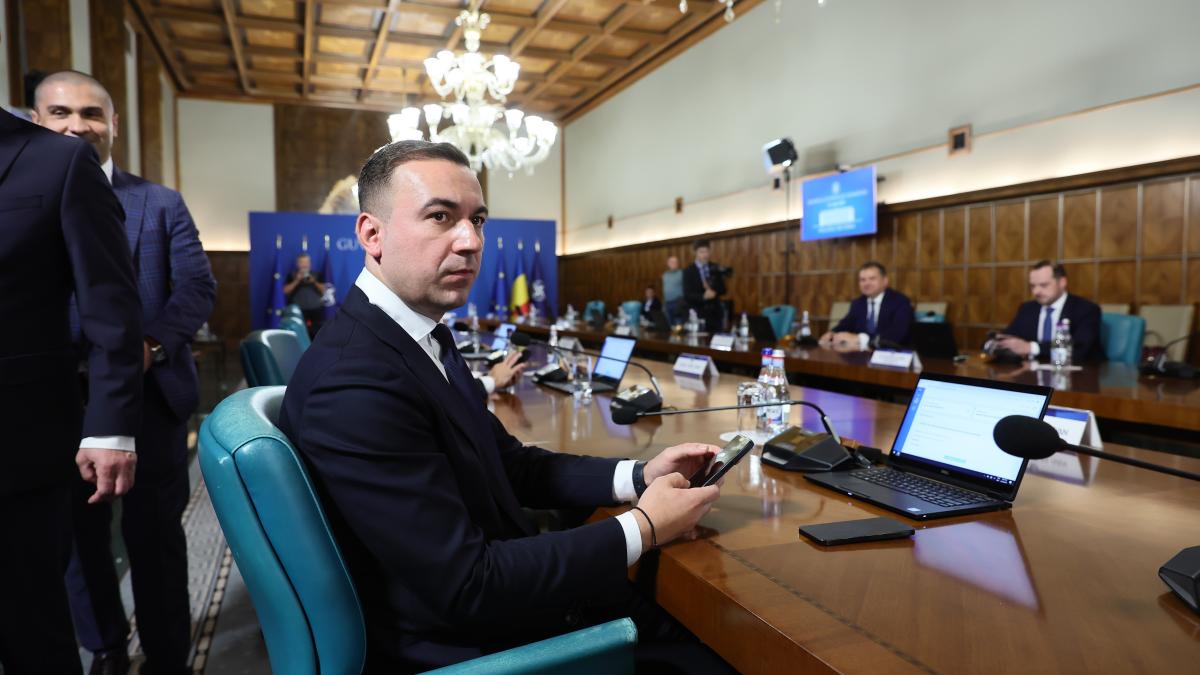 Bogdan Ivan afirma ca decizia scaderii accizei la combustibil depinde de Ilie Bolojan Astept si eu1773773263