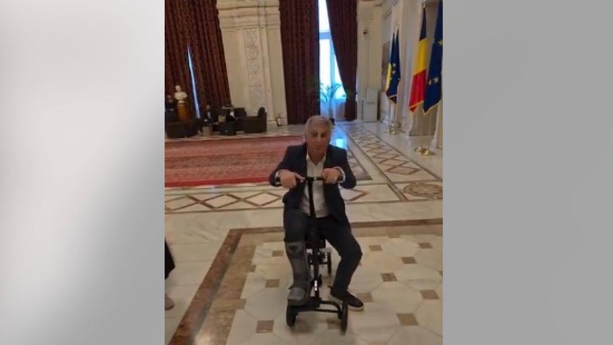 Deputatul PSD Daniel Zamfir tinta ironiei USR dupa ce a venit in Parlament cu trotineta ortopedica1773857267