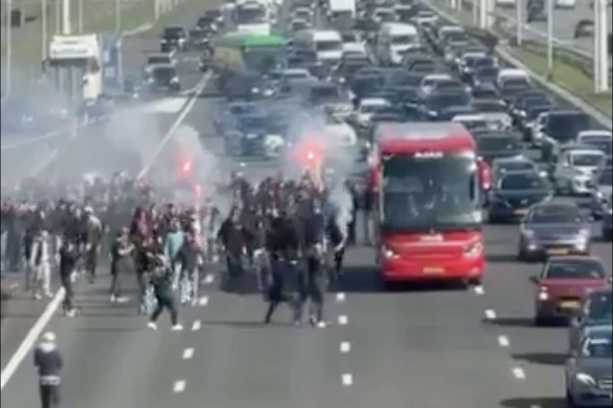 Haos in Olanda Suporterii lui Ajax au petruns pe autostrada si au blocat circulatia rutiera1774188451