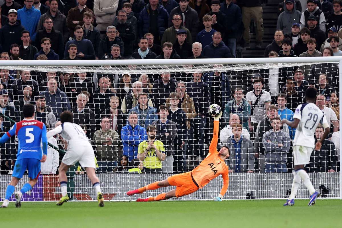 ghinioanele se abat asupra lui tottenham portarul vicario va fi absent cateva saptamani1774030049