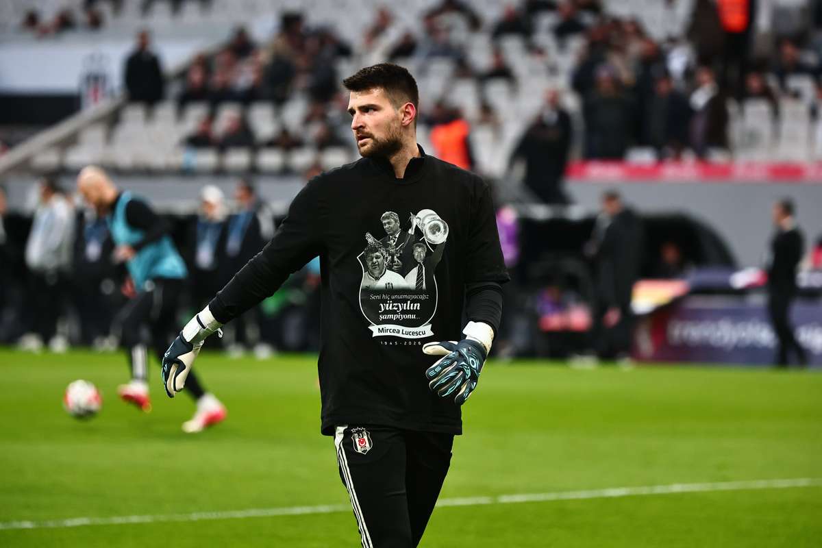 Besiktas a purtat tricouri in memoria lui Mircea Lucescu Campionul secolului1775882847