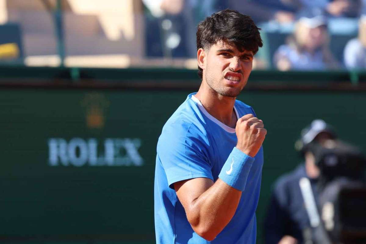 Carlos Alcaraz avanseaza in sferturi la Monte Carlo dupa un moment dificil in setul secund1775752645