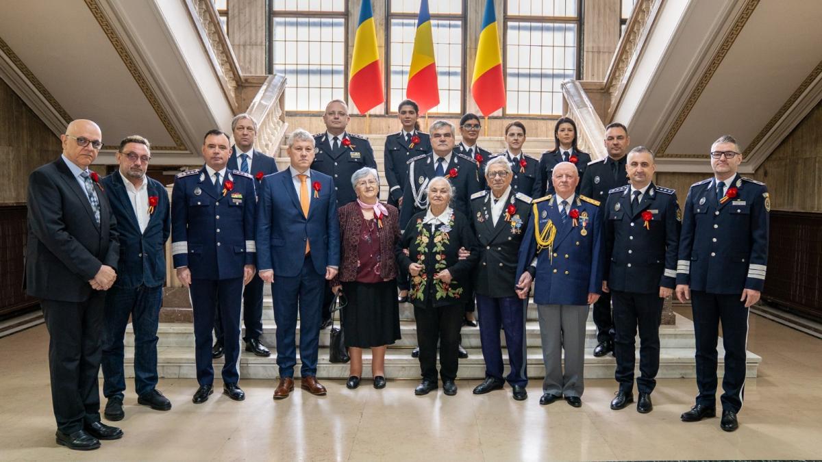 Catalin Predoiu a acordat diplome de reconoastere a meritelor cu ocazia Zilei Veteranilor de Razboi Sunt o1777472987