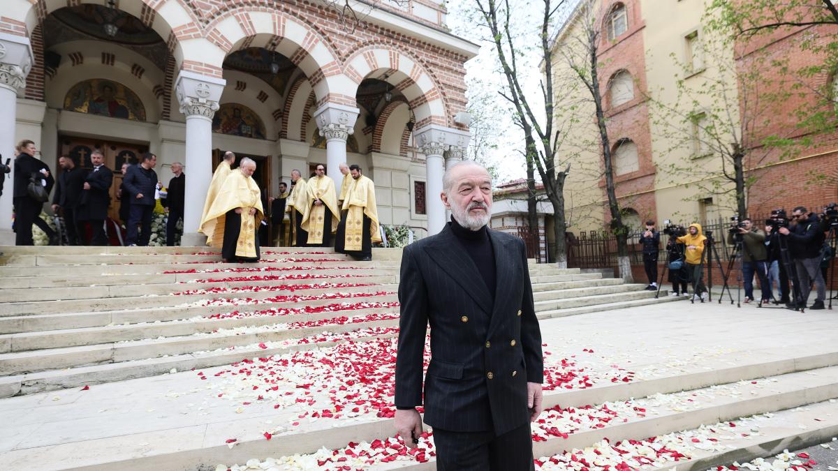 Becali a fost primit singur la Cotroceni, după ce a întârziat pentru a merge la biserică. La final, a... 3 Becali a fost primit singur la Cotroceni dupa ce a intarziat pentru a merge la biserica La final a1779378053