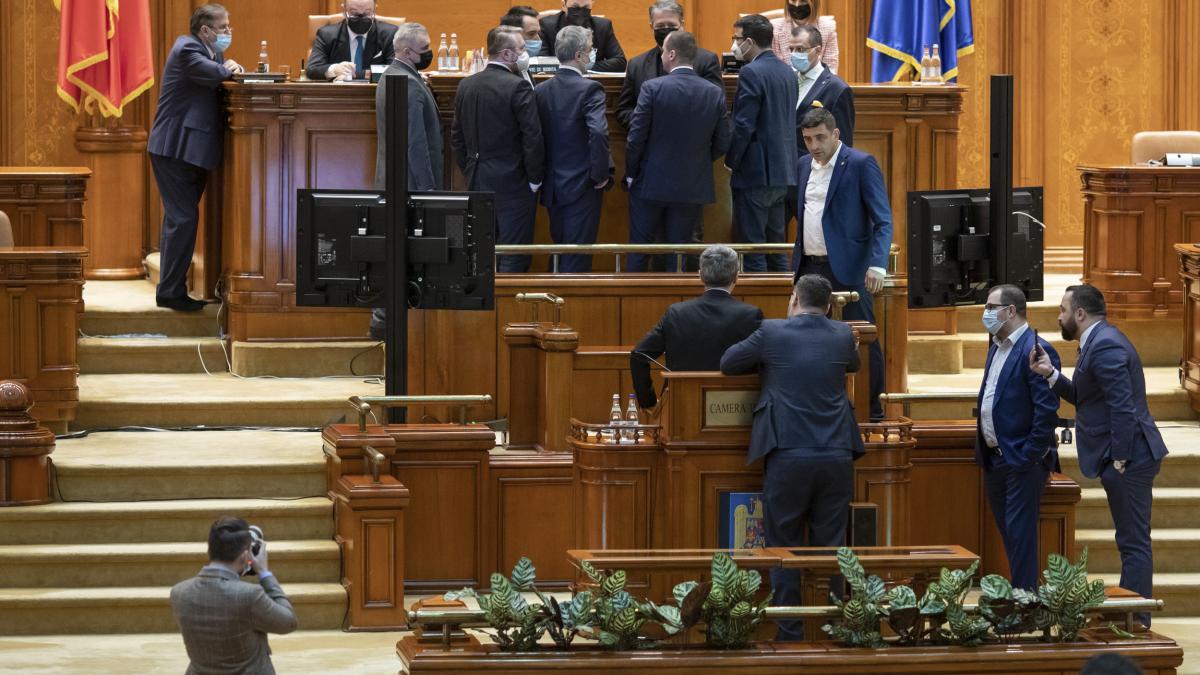 De cine depinde soarta Guvernului Bolojan Cum se impart voturile in Parlament inaintea motiunii de1777961369