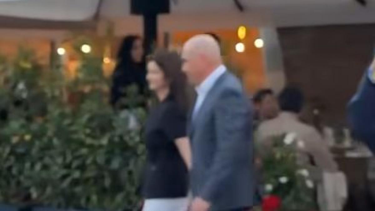 Ilie Bolojan a fost primit cu aplauze în Cetatea Oradea, când a ieșit dintr-un restaurant, însoțit de partenera sa... 4 Ilie Bolojan a fost primit cu aplauze in Cetatea Oradea cand a iesit dintr un restaurant insotit de partenera sa1778502728